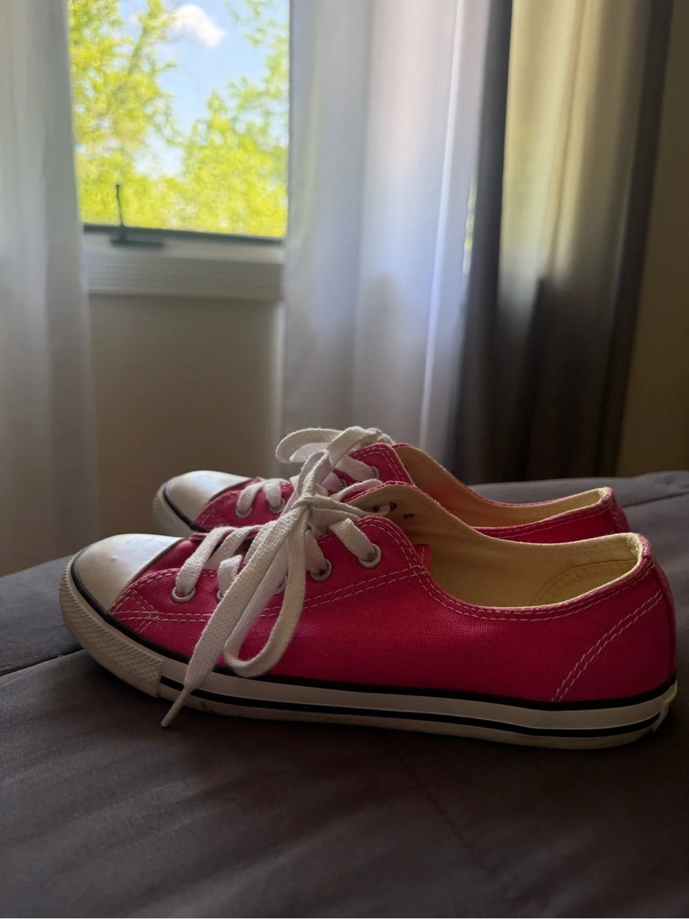 Hot pink converse. Low top. Size 7 woman. Good condition - Picture 2 of 5